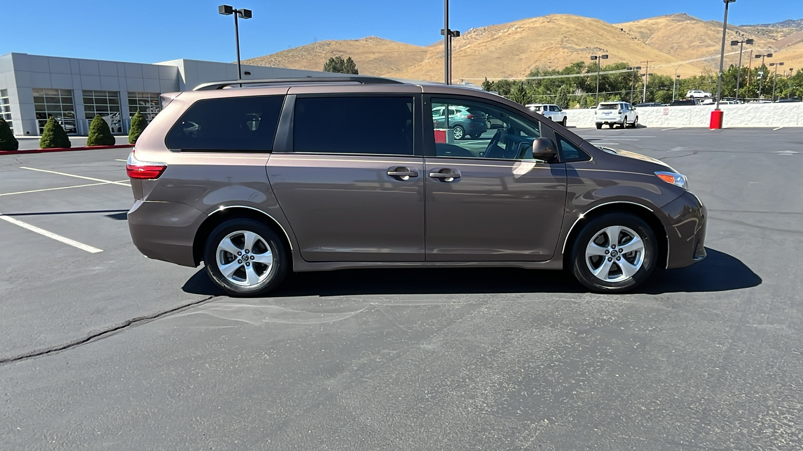 2018 Toyota Sienna LE 2