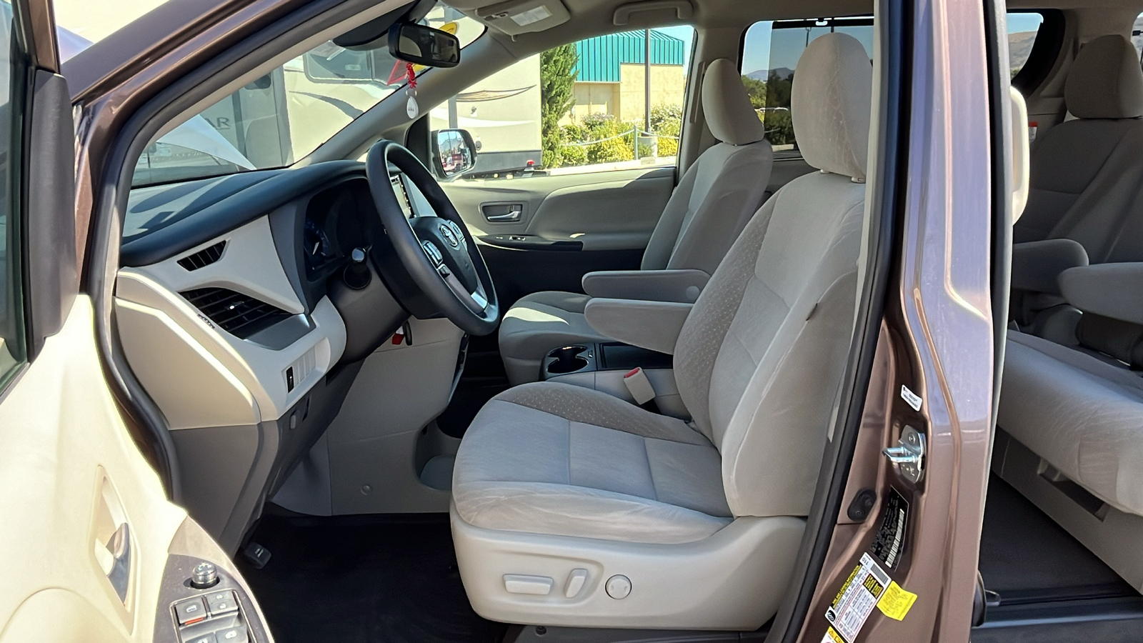 2018 Toyota Sienna LE 12