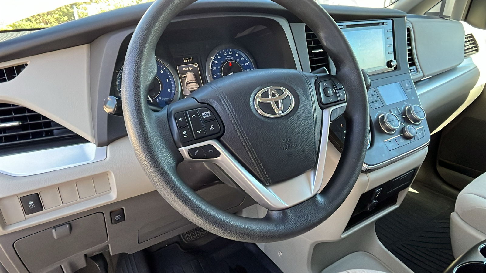 2018 Toyota Sienna LE 16