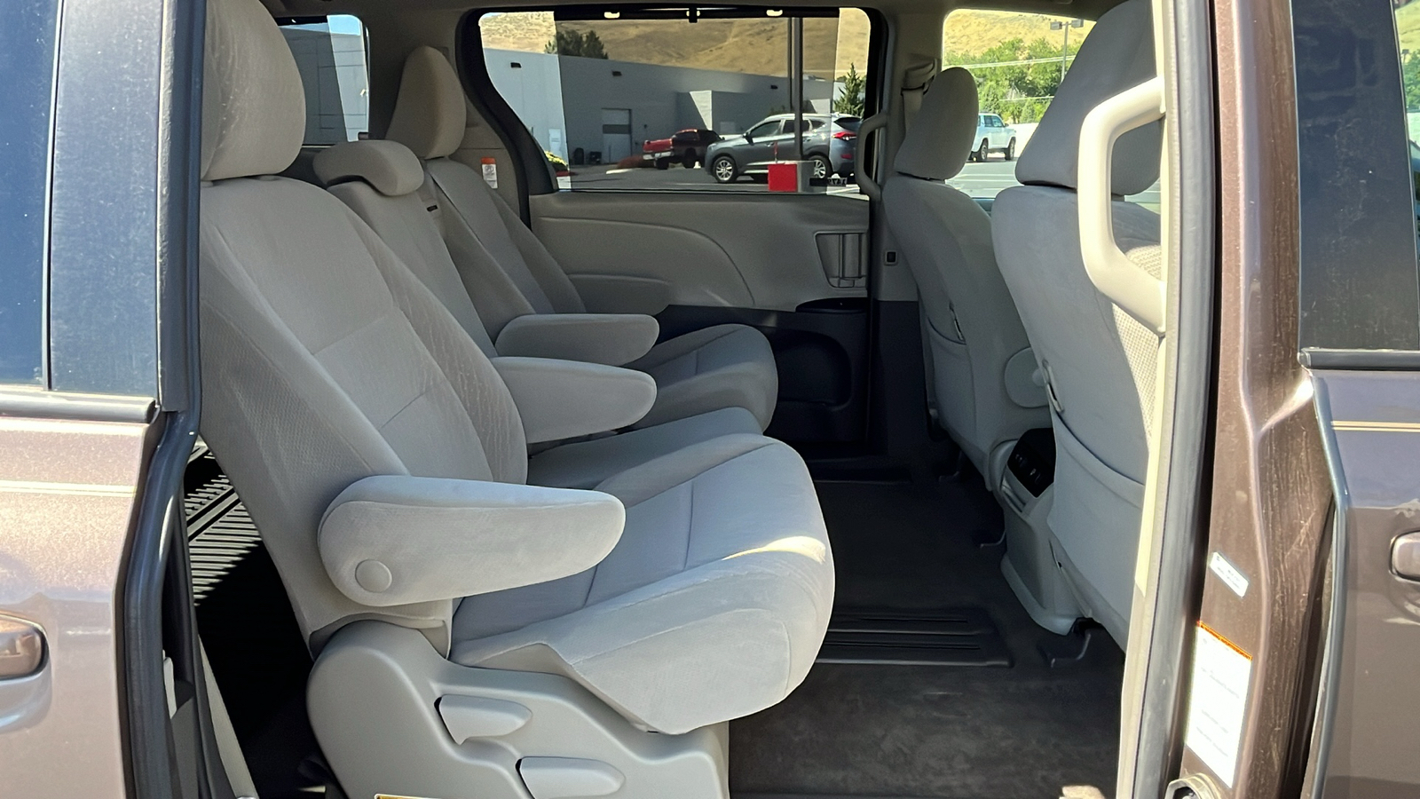 2018 Toyota Sienna LE 19