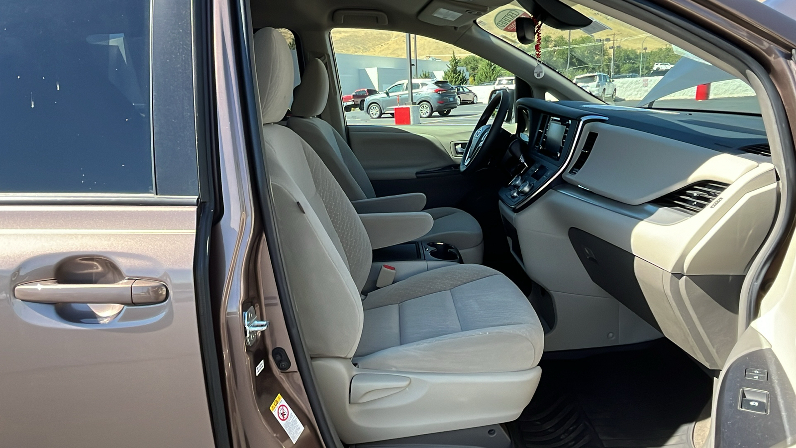 2018 Toyota Sienna LE 20