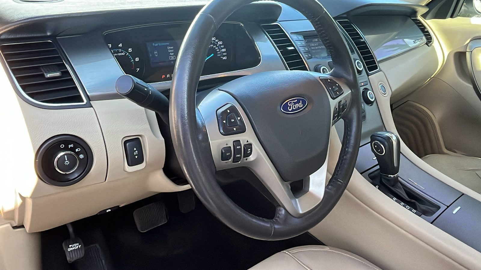 2015 Ford Taurus SEL 16