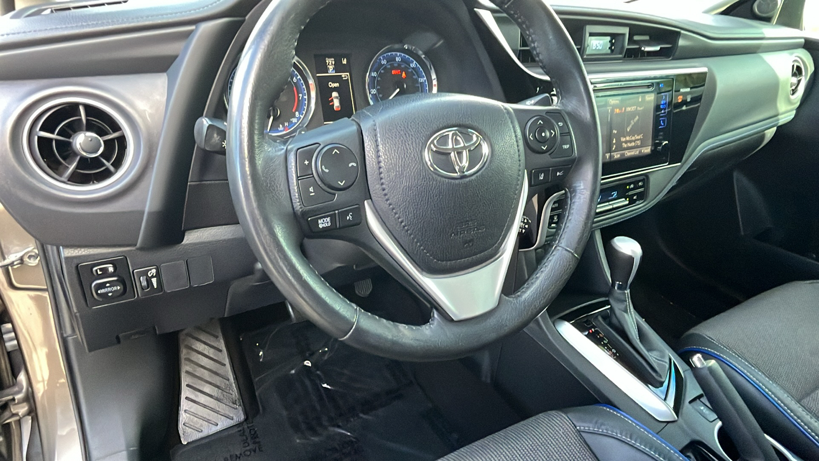 2017 Toyota Corolla SE 16