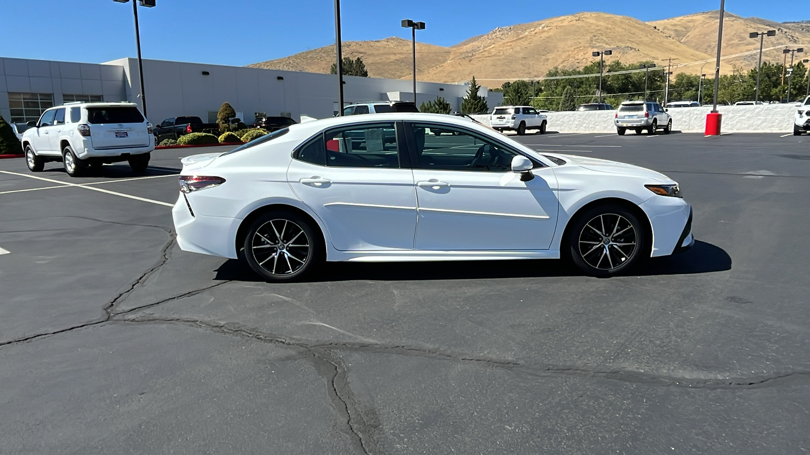 2023 Toyota Camry Hybrid SE 2