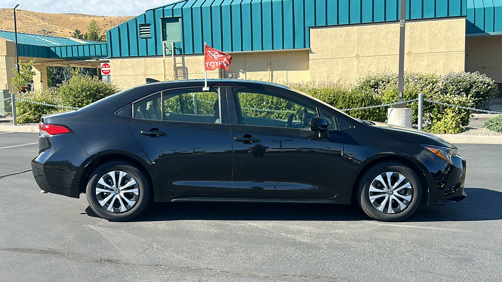 2022 Toyota Corolla Hybrid LE 2