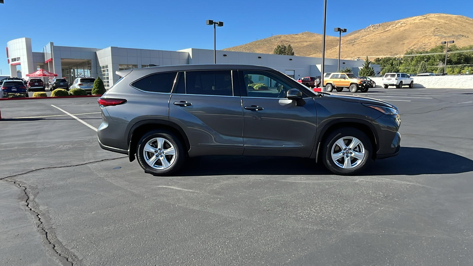 2022 Toyota Highlander LE 2