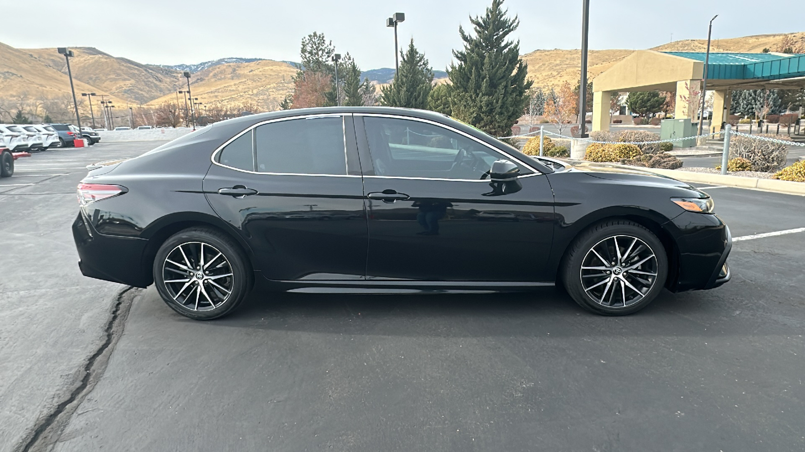 2021 Toyota Camry SE 2