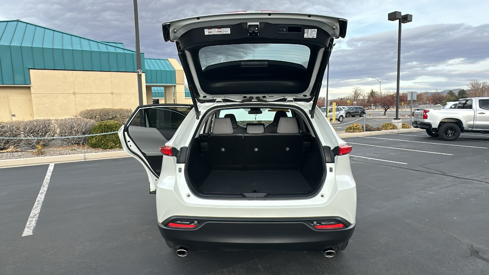 2021 Toyota Venza LE 12