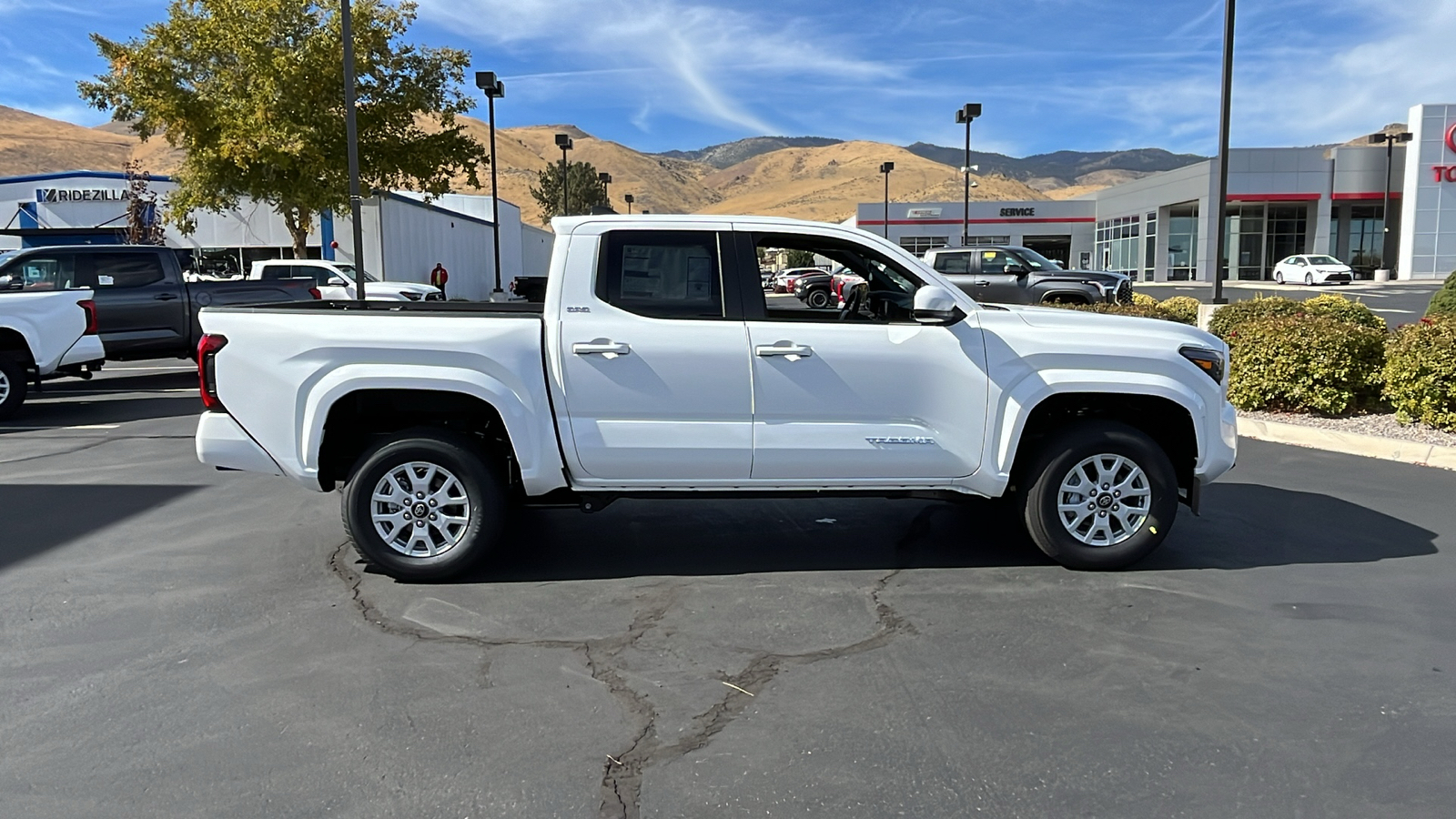 2024 TOYOTA Tacoma SR5 2