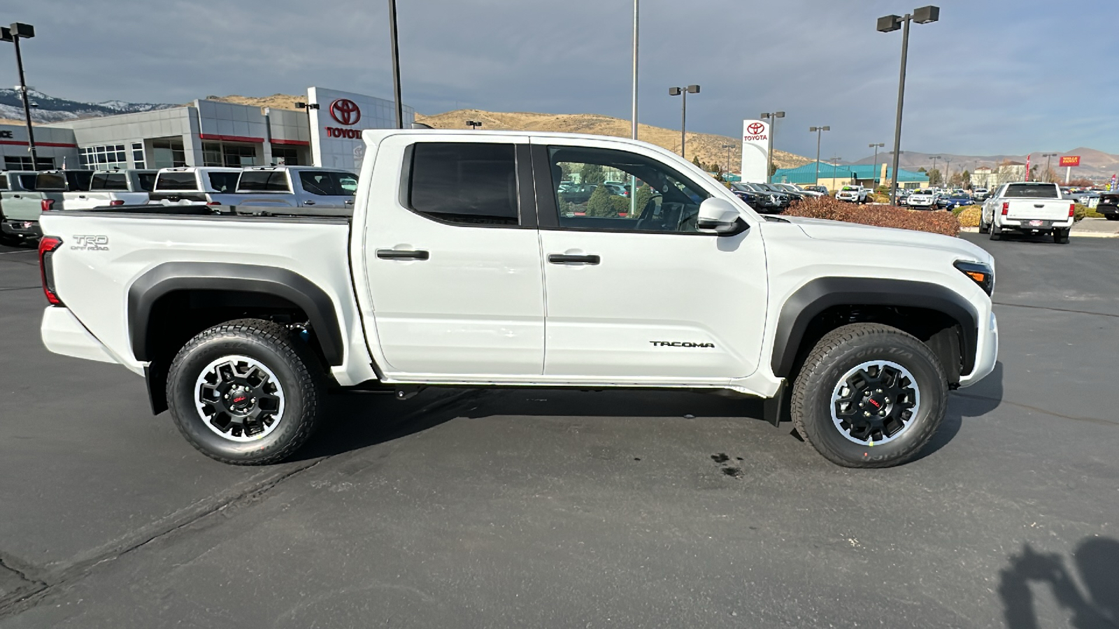 2024 TOYOTA Tacoma TRD Off-Road 2