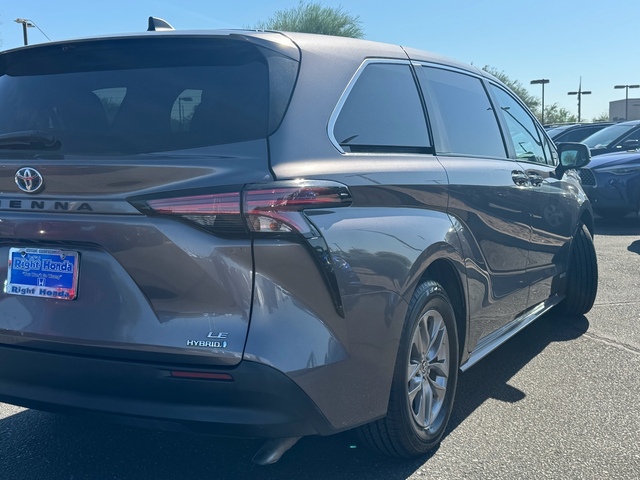 2021 Toyota Sienna LE 8