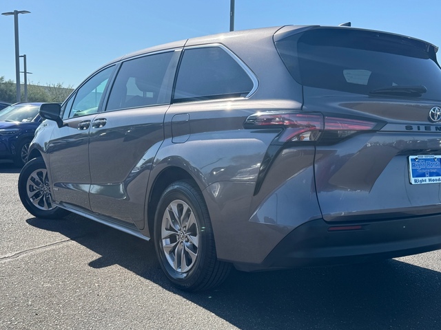 2021 Toyota Sienna LE 10