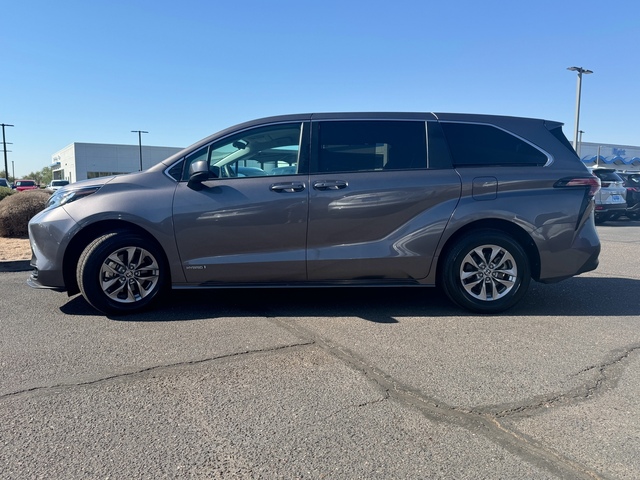 2021 Toyota Sienna LE 11