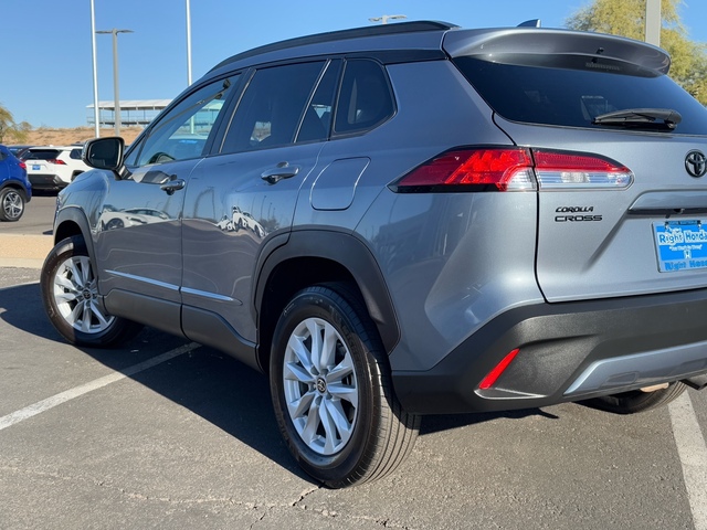 2022 Toyota Corolla Cross LE 10