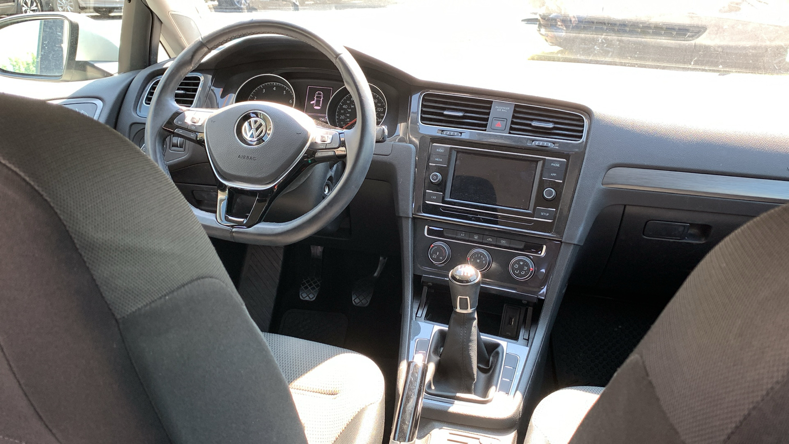 2019 Volkswagen Golf S 23