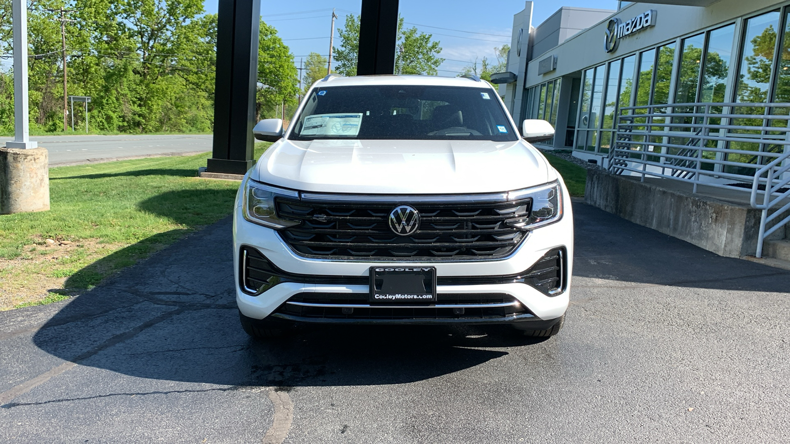 2024 Volkswagen Atlas Cross Sport 2.0T SEL R-Line 2