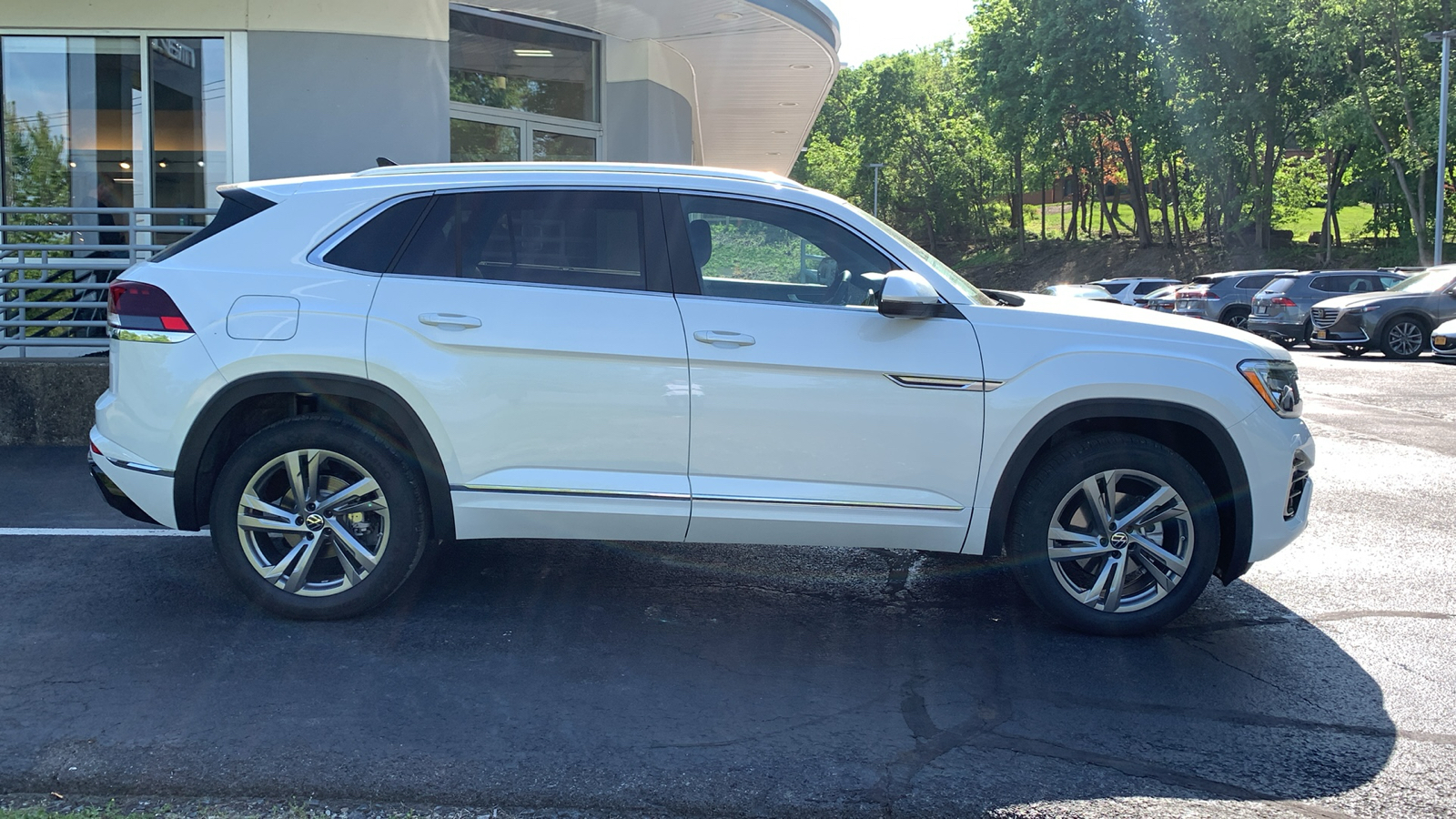 2024 Volkswagen Atlas Cross Sport 2.0T SEL R-Line 4