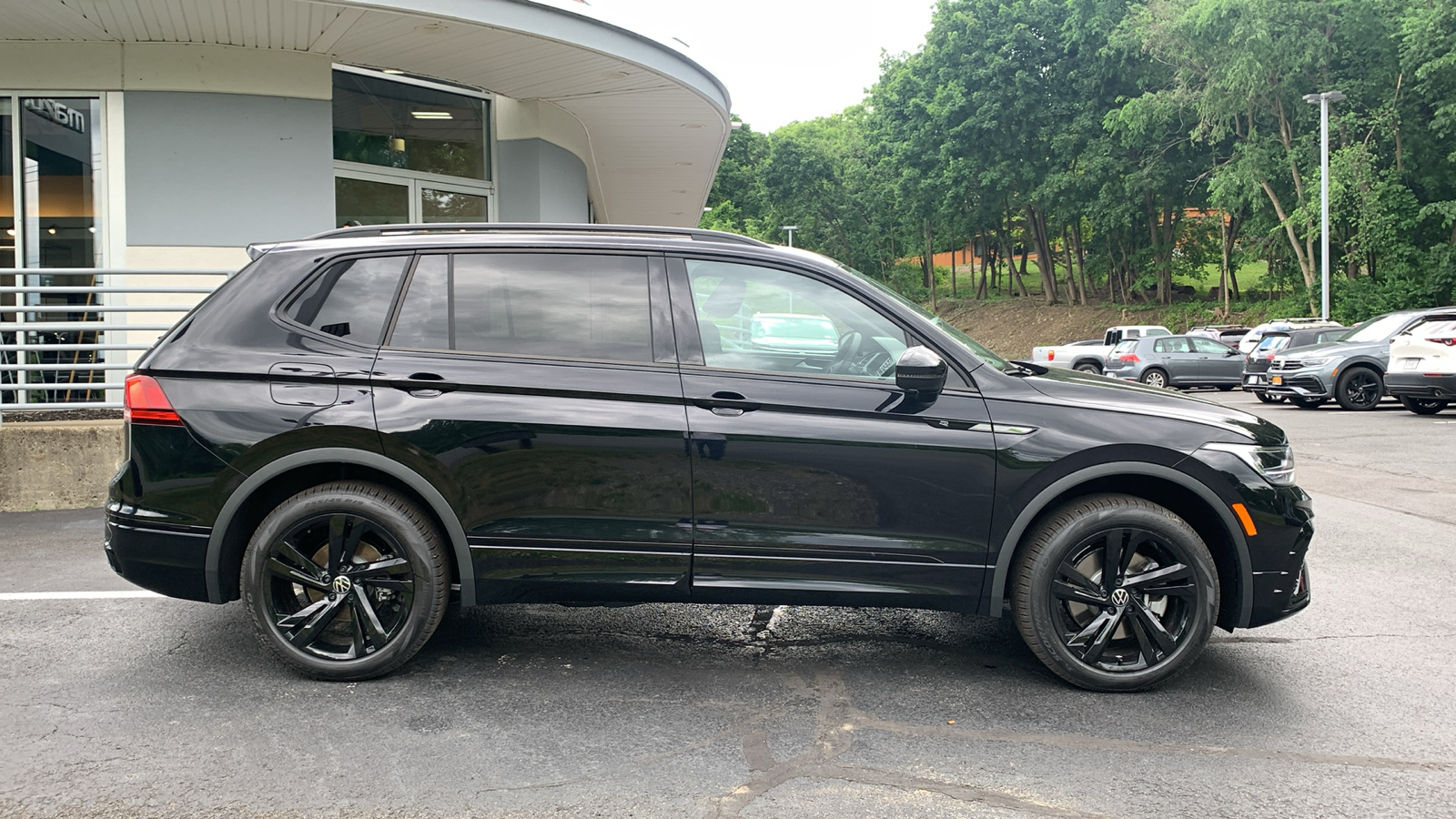 2024 Volkswagen Tiguan 2.0T SE R-Line Black 4