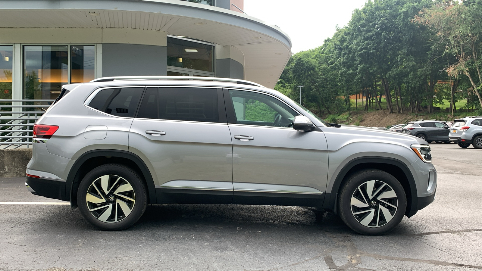 2024 Volkswagen Atlas 2.0T SEL 4