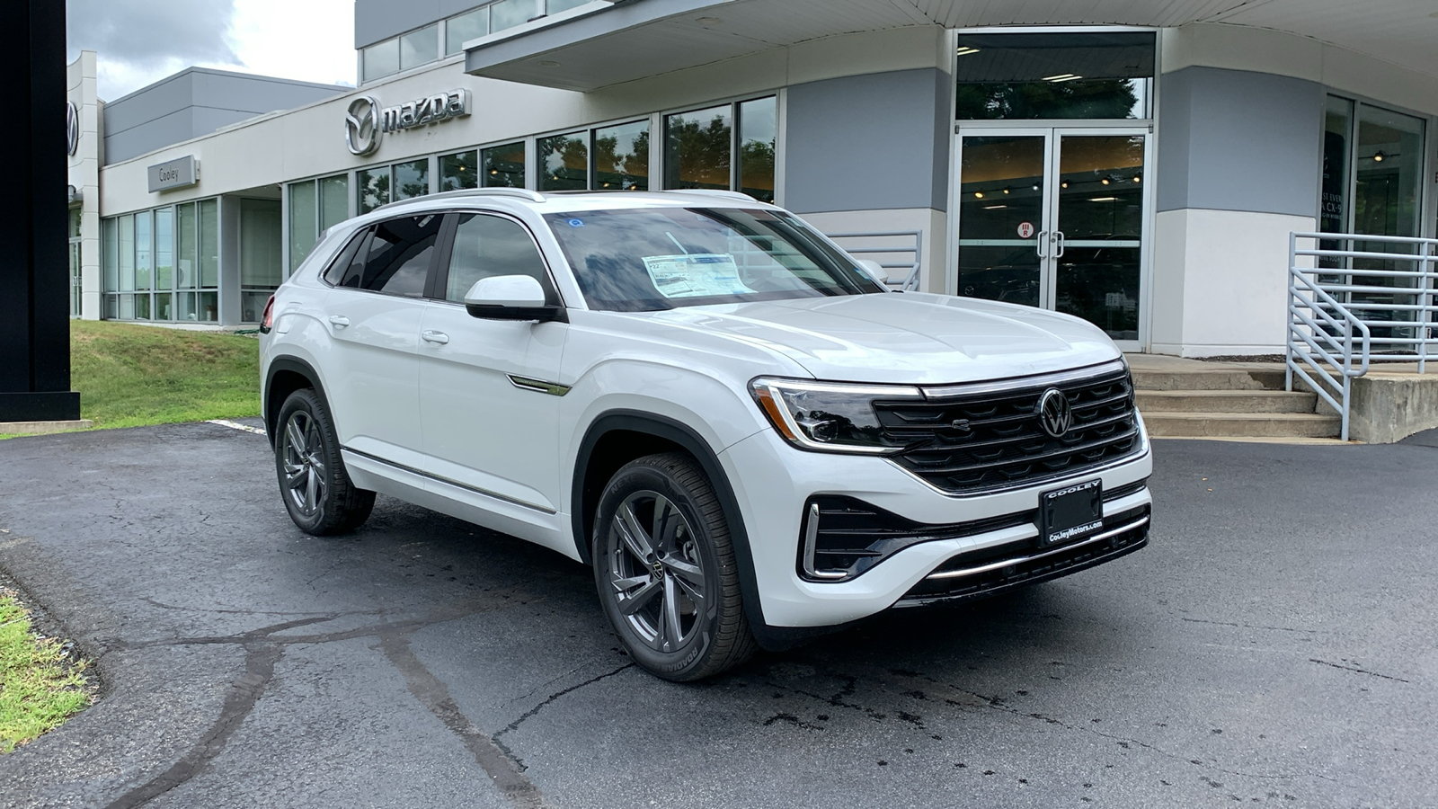 2024 Volkswagen Atlas Cross Sport 2.0T SEL R-Line 3