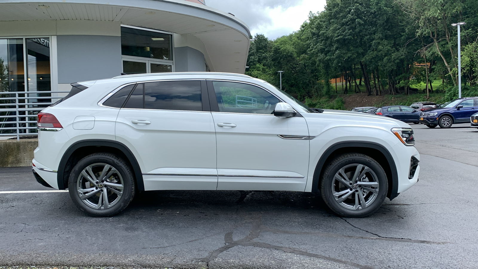 2024 Volkswagen Atlas Cross Sport 2.0T SEL R-Line 4