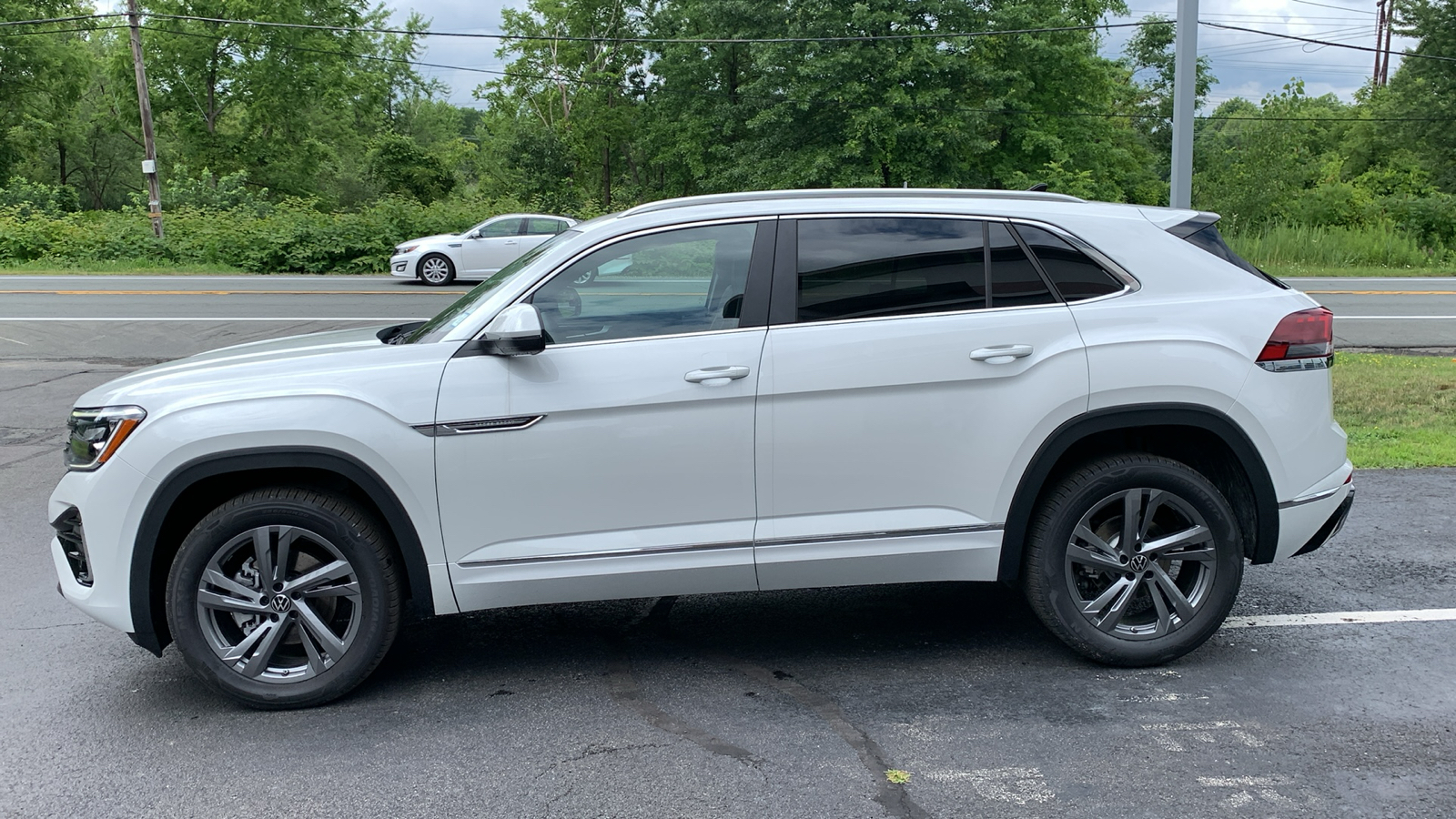 2024 Volkswagen Atlas Cross Sport 2.0T SEL R-Line 8