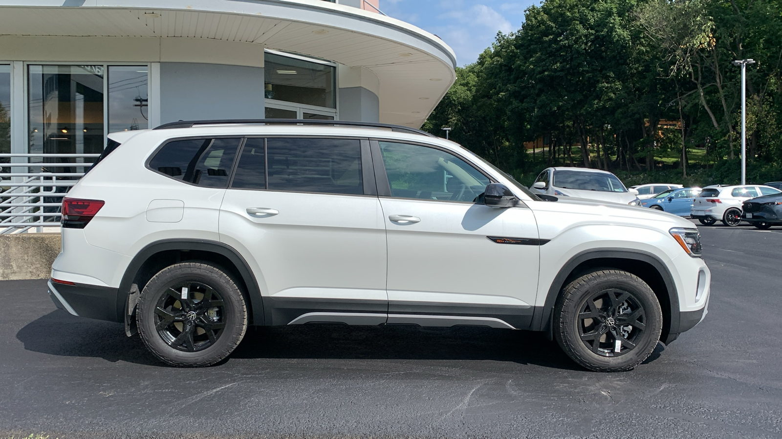 2024 Volkswagen Atlas 2.0T Peak Edition SEL 4