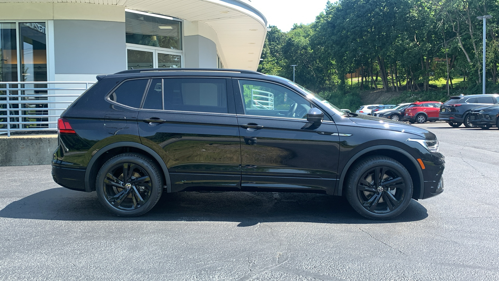 2024 Volkswagen Tiguan 2.0T SE R-Line Black 4