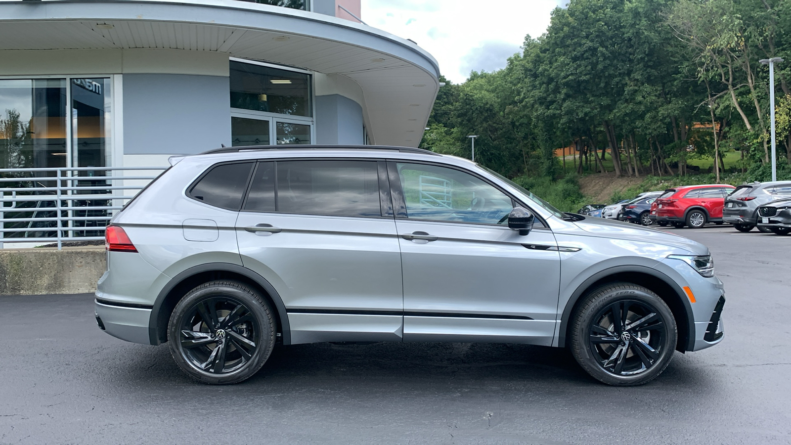 2024 Volkswagen Tiguan 2.0T SE R-Line Black 4