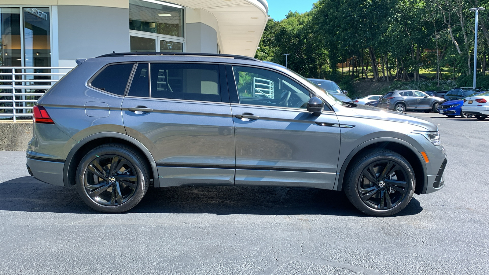 2024 Volkswagen Tiguan 2.0T SE R-Line Black 4