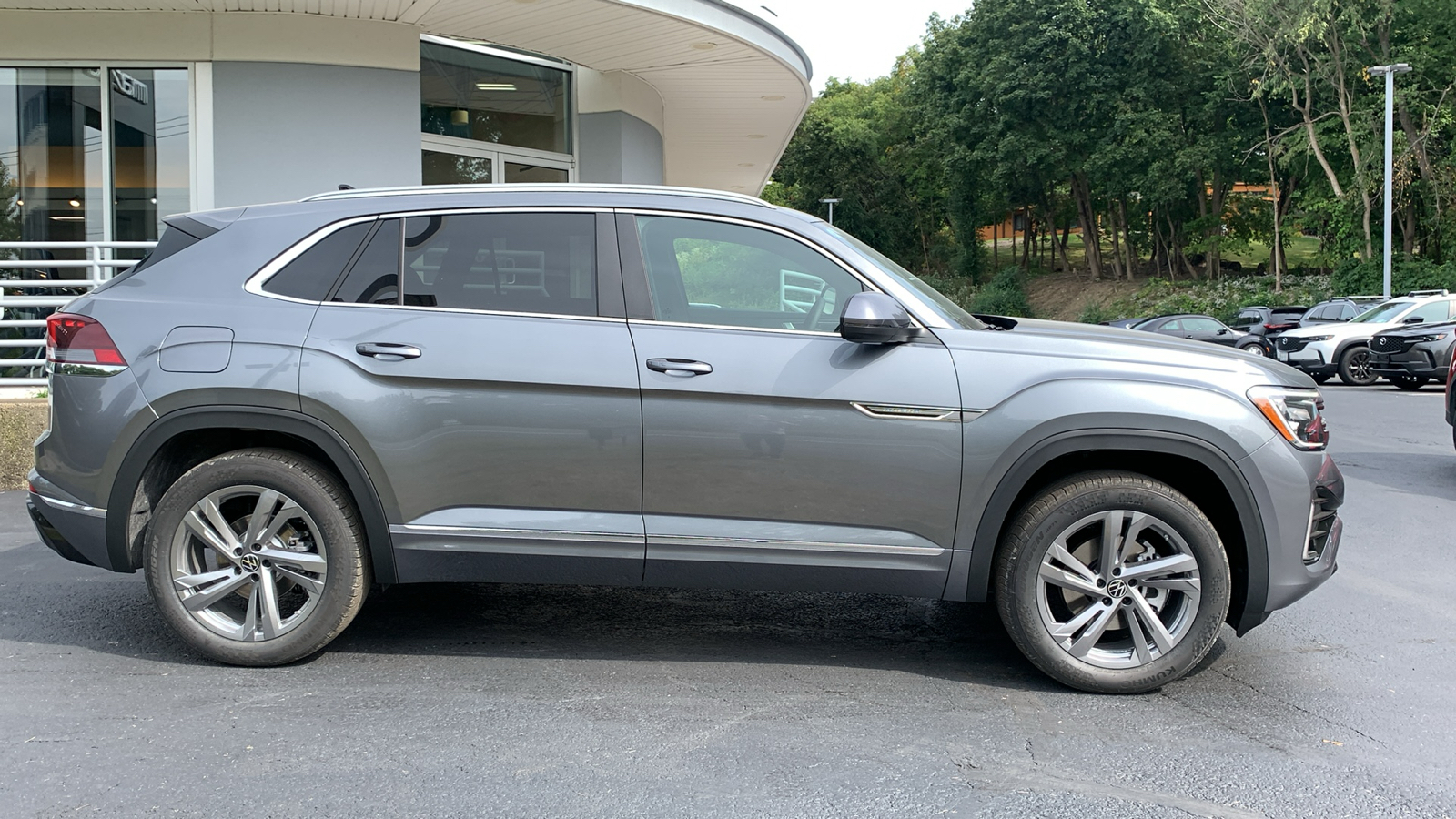 2024 Volkswagen Atlas Cross Sport 2.0T SEL R-Line 4