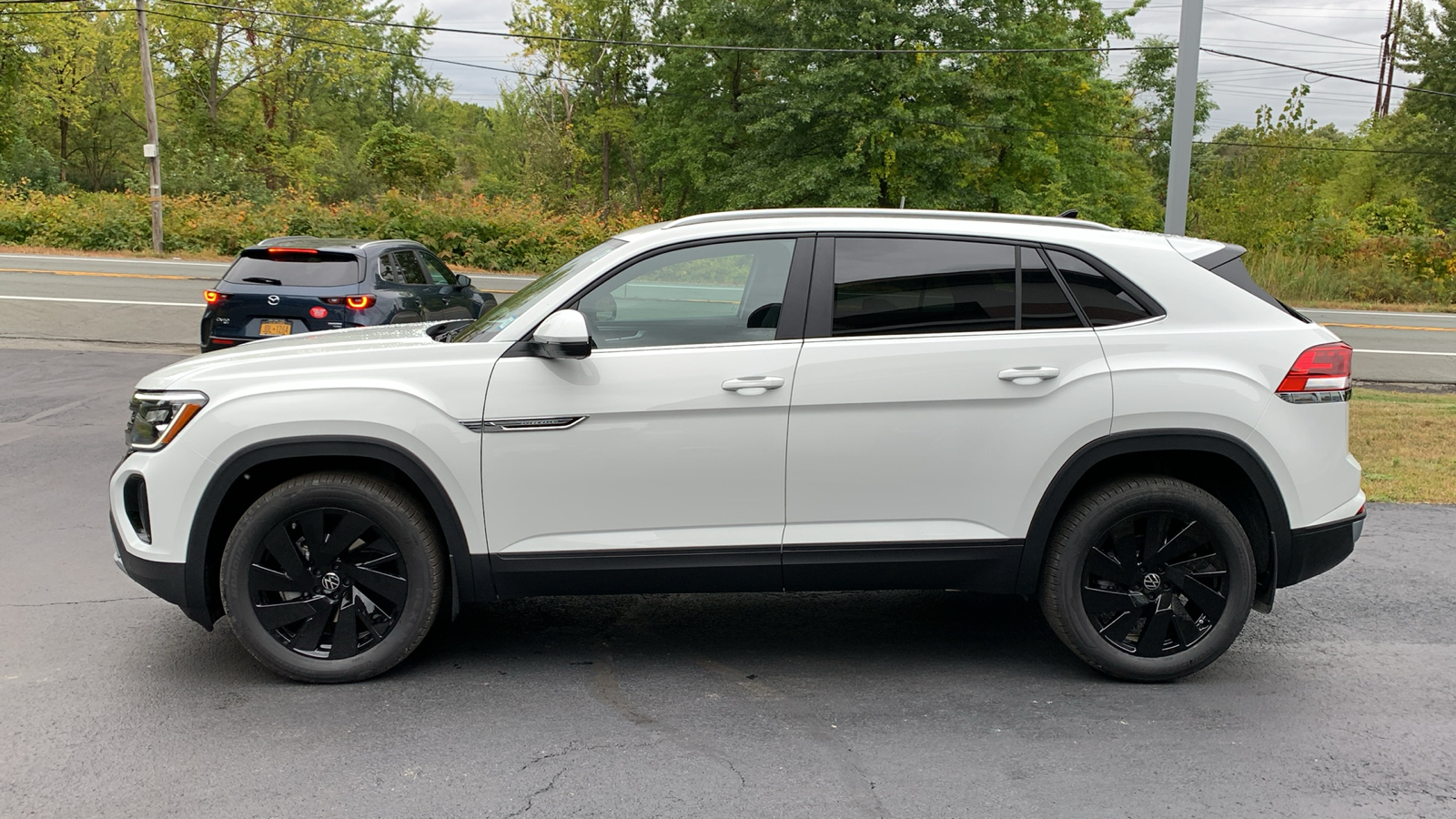 2024 Volkswagen Atlas Cross Sport 2.0T SE w/Technology 8