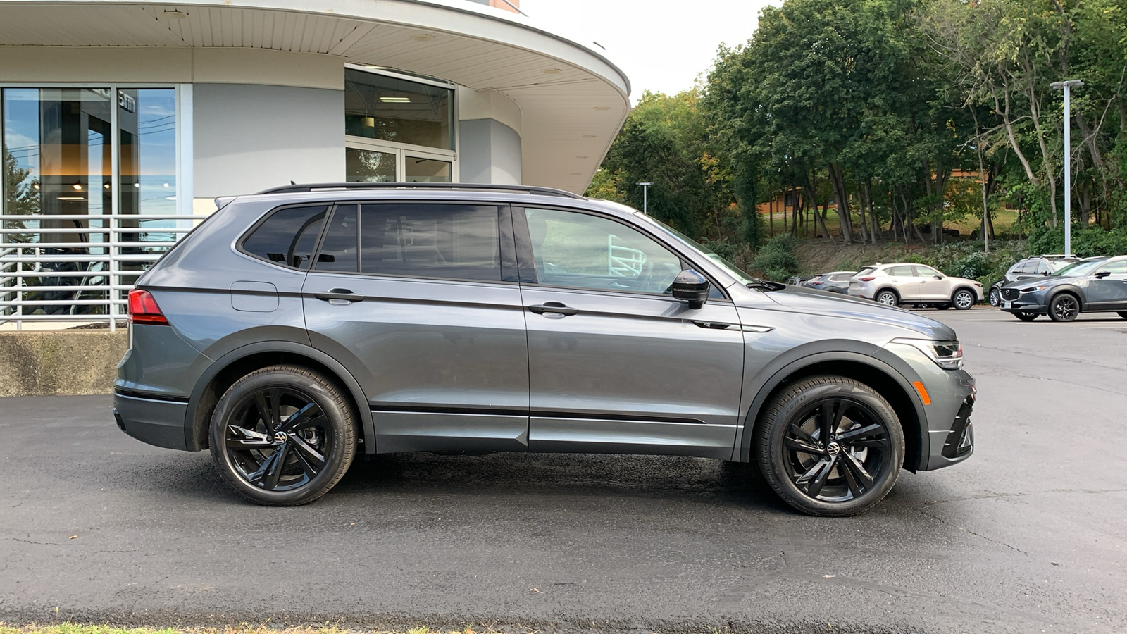 2024 Volkswagen Tiguan 2.0T SE R-Line Black 4