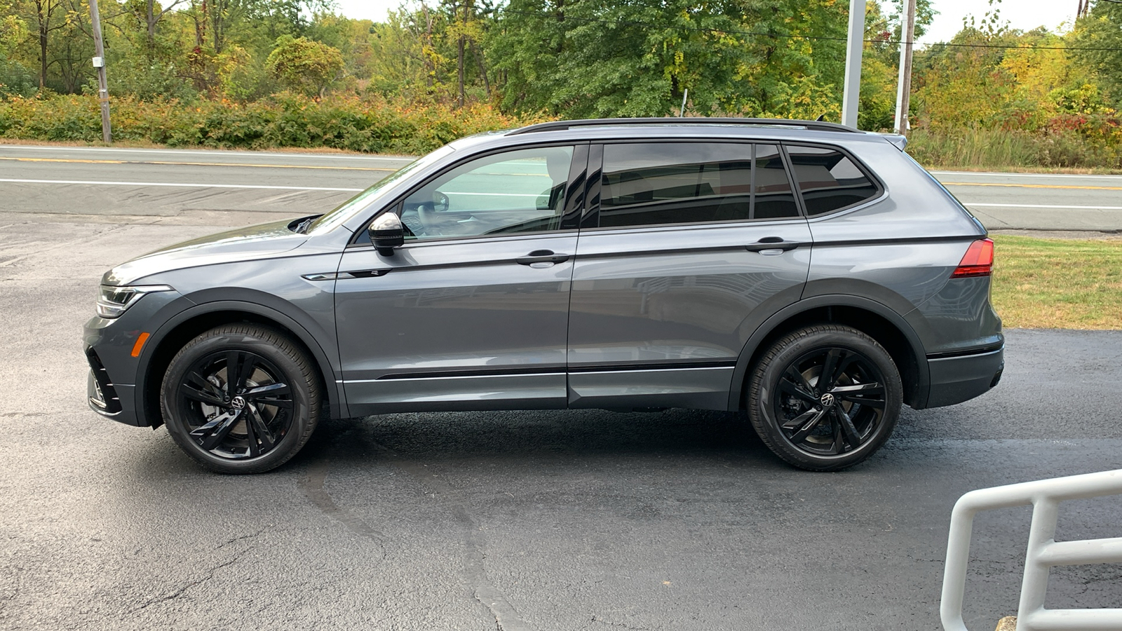 2024 Volkswagen Tiguan 2.0T SE R-Line Black 8