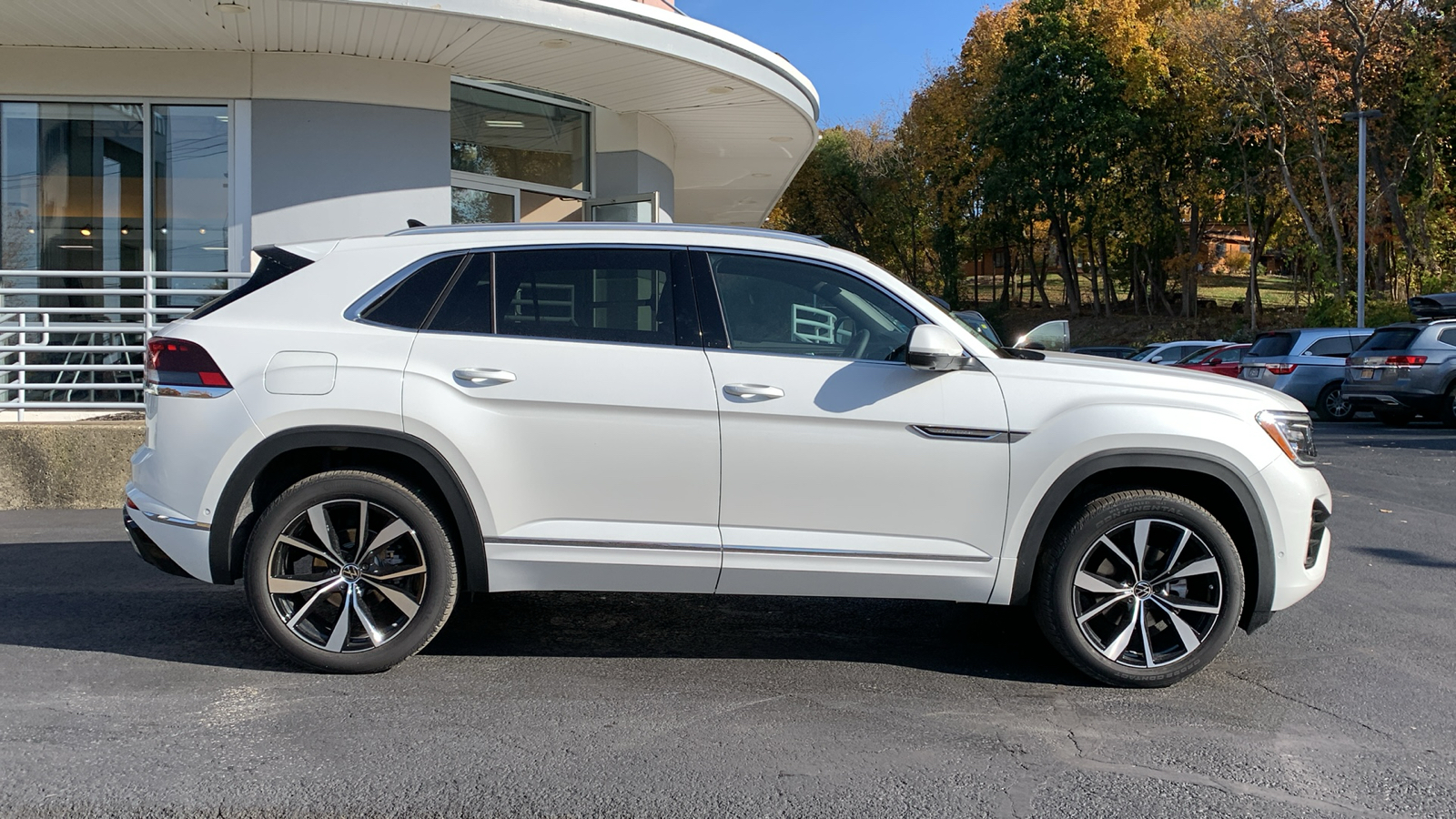 2025 Volkswagen Atlas Cross Sport 2.0T SEL Premium R-Line 4