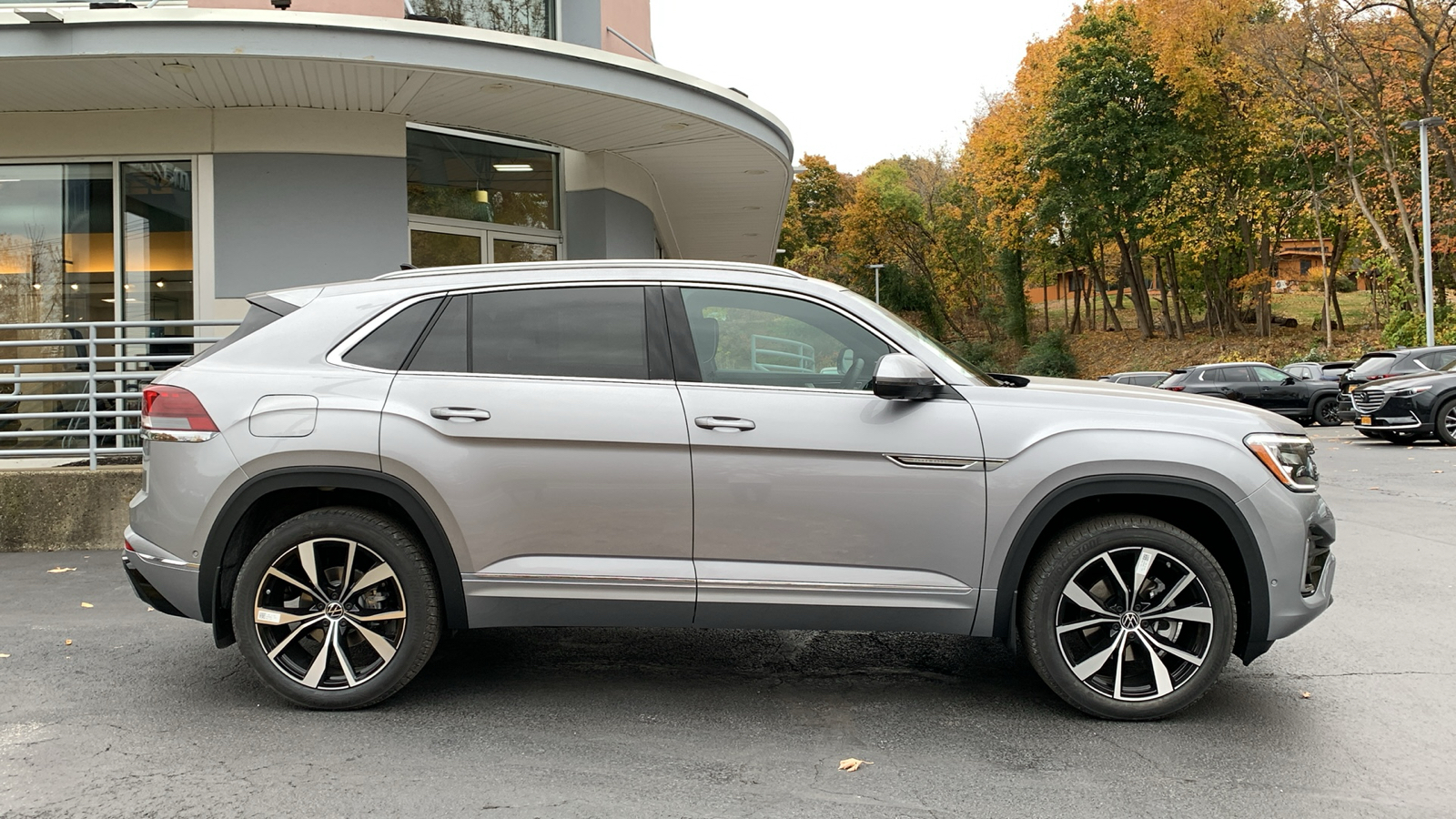 2025 Volkswagen Atlas Cross Sport 2.0T SEL Premium R-Line 4