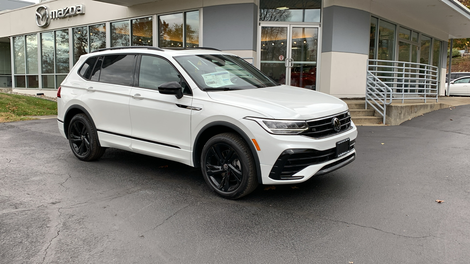 2024 Volkswagen Tiguan 2.0T SE R-Line Black 3