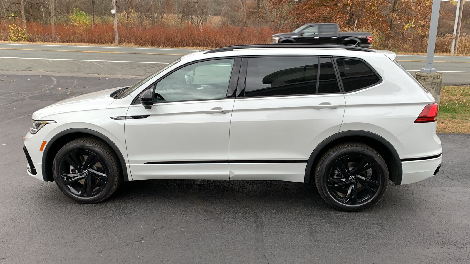 2024 Volkswagen Tiguan 2.0T SE R-Line Black 8