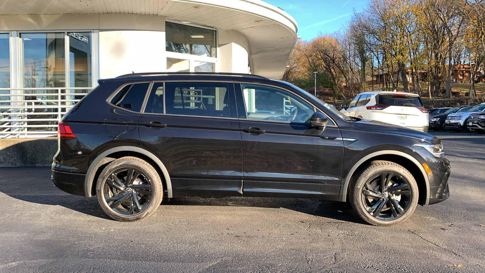 2024 Volkswagen Tiguan 2.0T SE R-Line Black 4