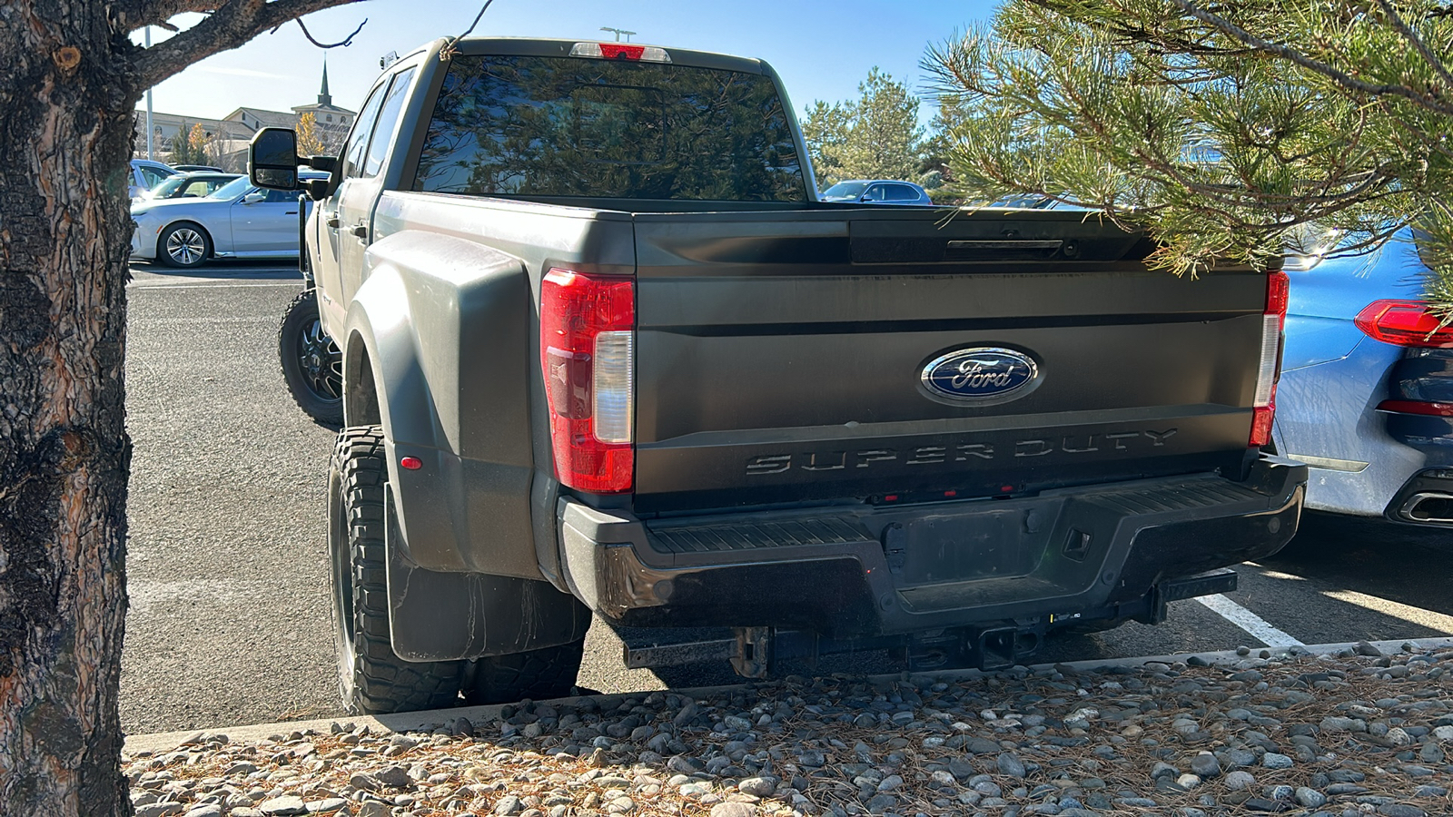 2019 Ford Super Duty F-350 DRW LARIAT 4