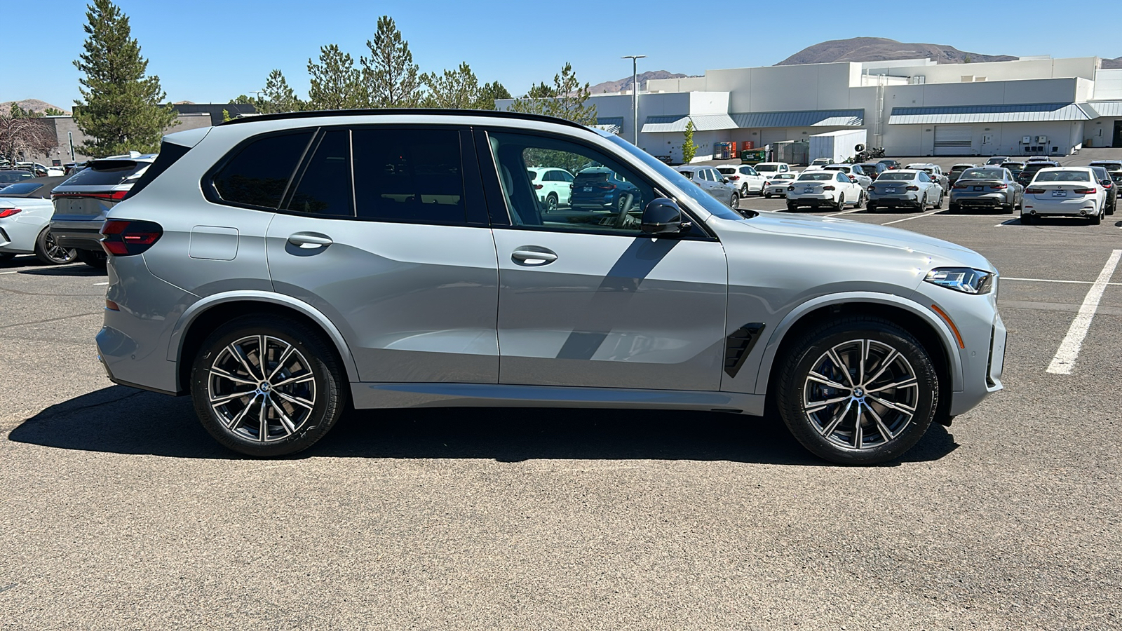 2025 BMW X5 M60i 8