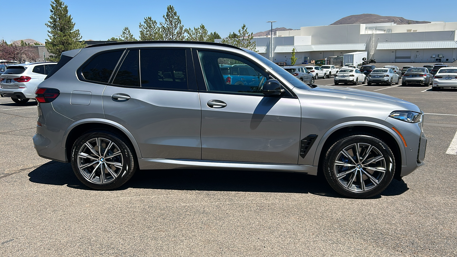 2025 BMW X5 M60i 8