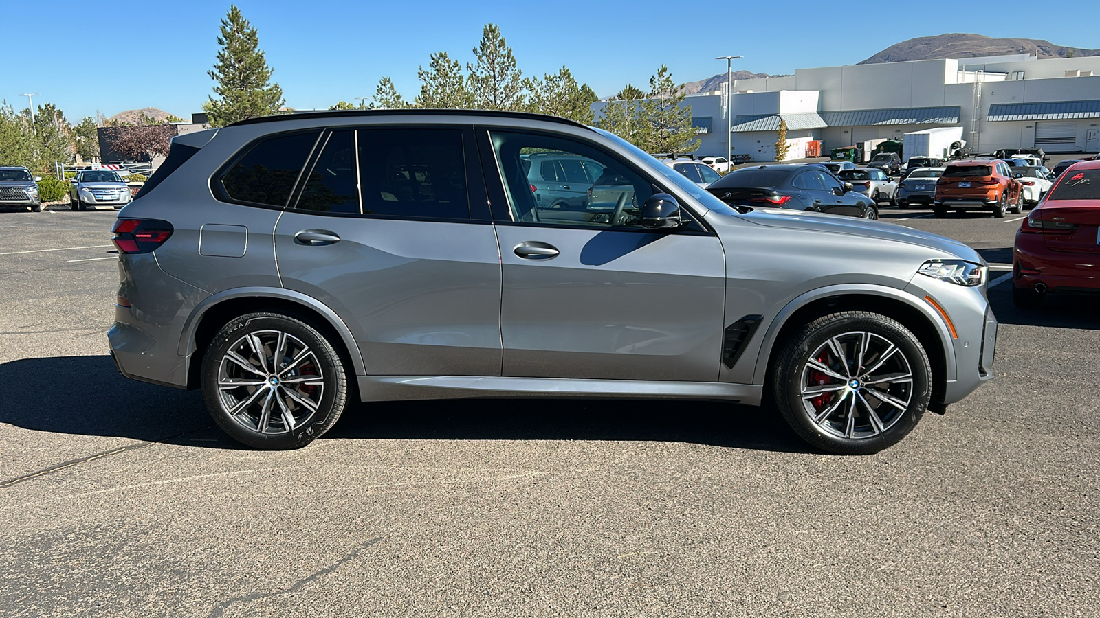 2025 BMW X5 M60i 8