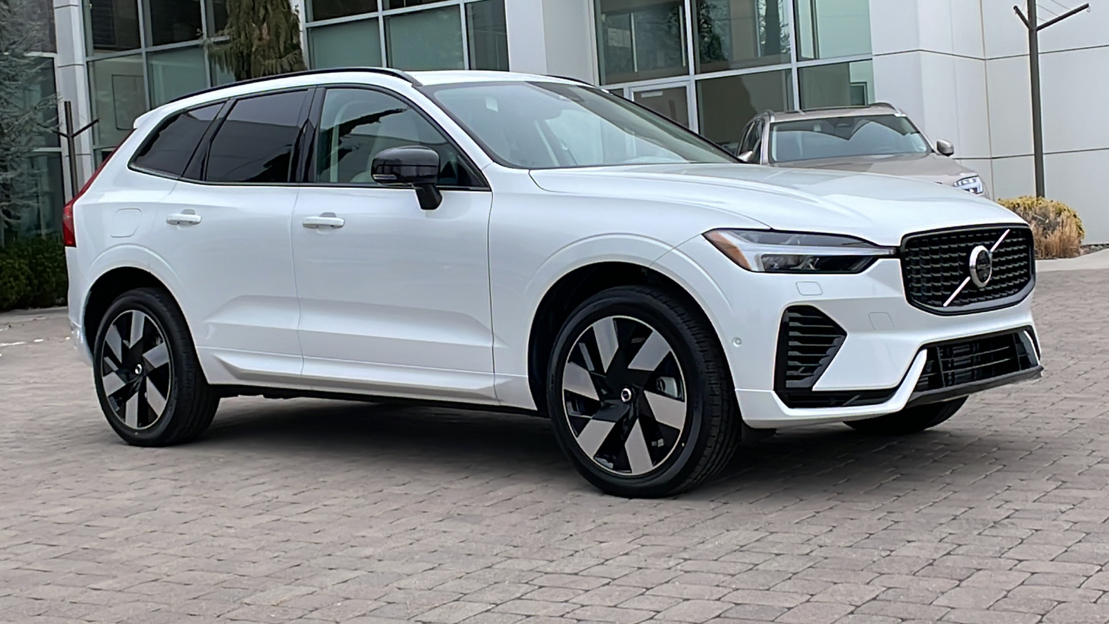 2024 Volvo XC60 Recharge Plug-In Hybrid Plus Dark Theme 2