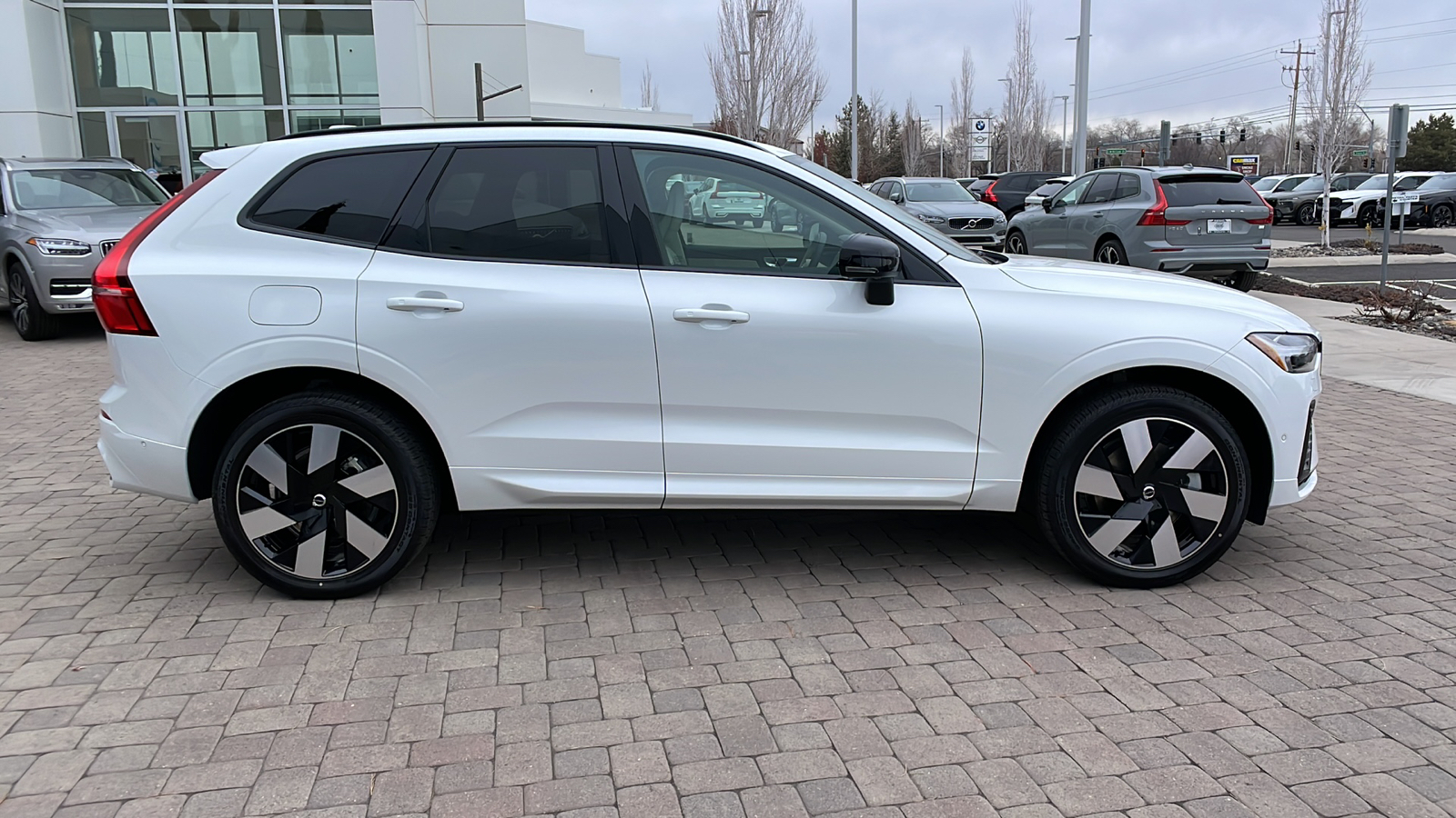 2024 Volvo XC60 Recharge Plug-In Hybrid Plus Dark Theme 3