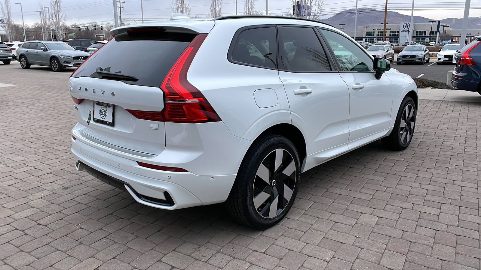 2024 Volvo XC60 Recharge Plug-In Hybrid Plus Dark Theme 4