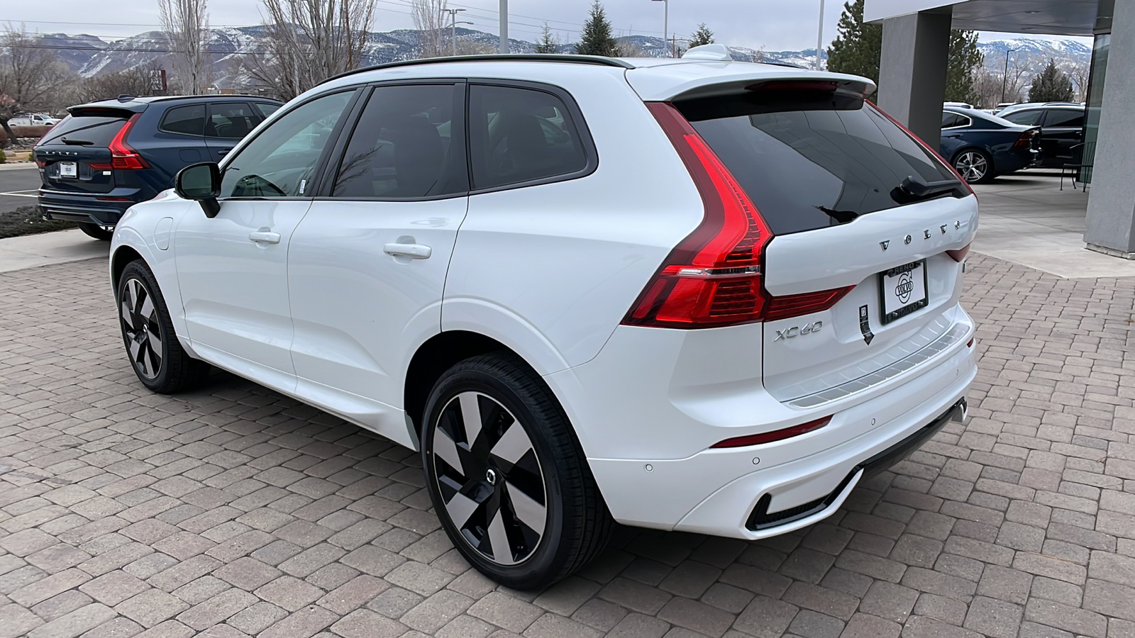 2024 Volvo XC60 Recharge Plug-In Hybrid Plus Dark Theme 6