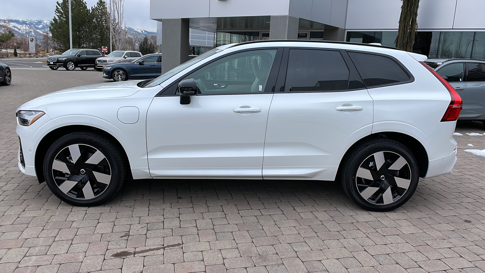 2024 Volvo XC60 Recharge Plug-In Hybrid Plus Dark Theme 7