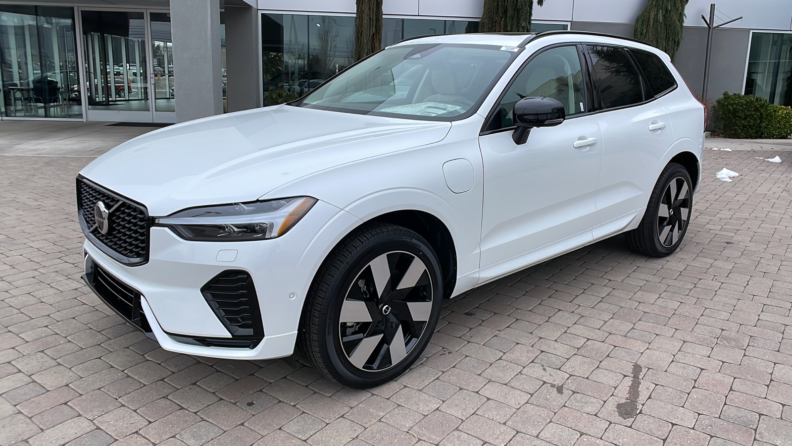 2024 Volvo XC60 Recharge Plug-In Hybrid Plus Dark Theme 8