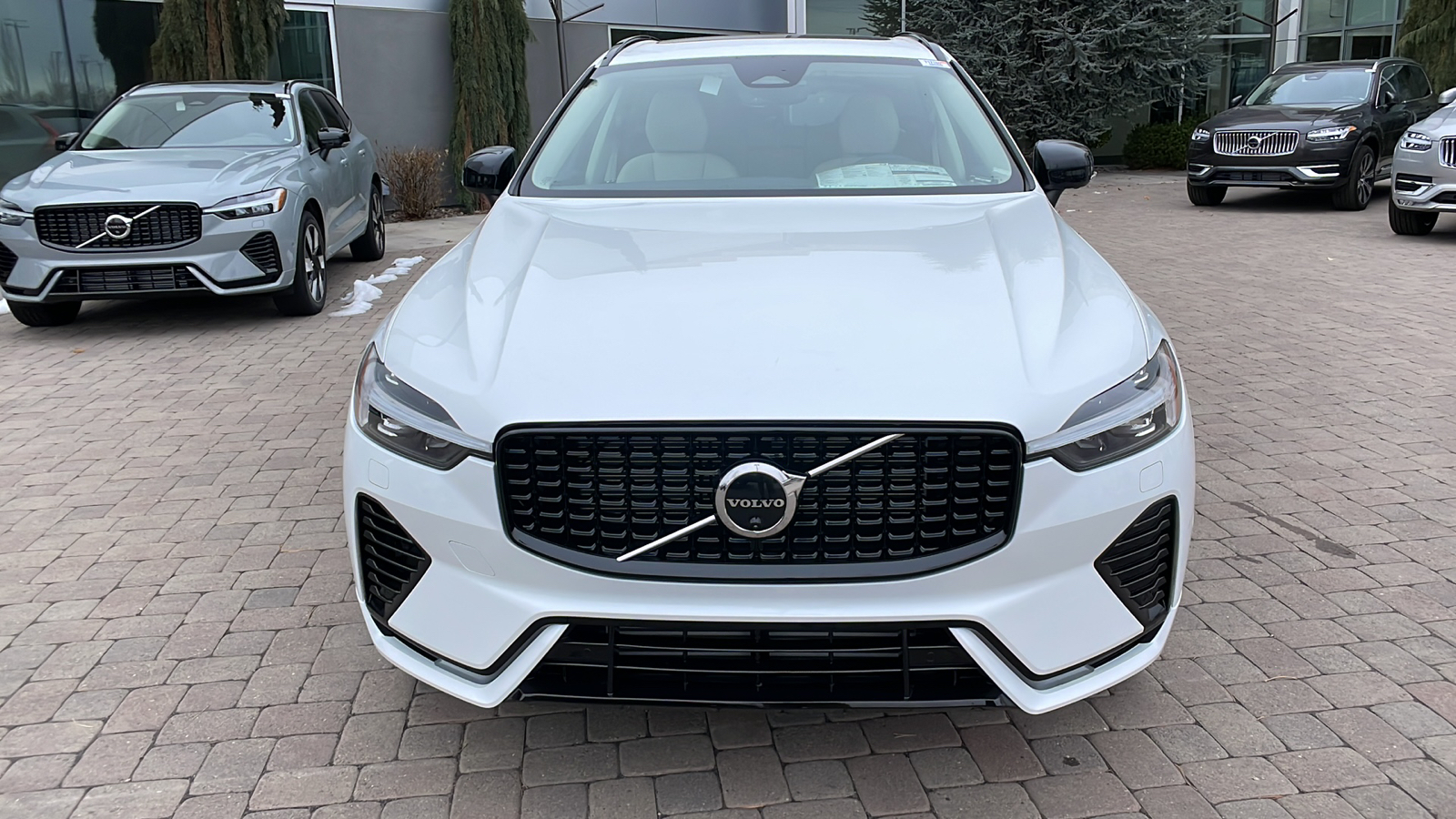 2024 Volvo XC60 Recharge Plug-In Hybrid Plus Dark Theme 9